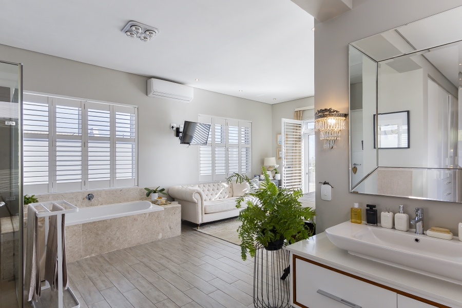 5 Bedroom Property for Sale in Meerhof Estat Western Cape